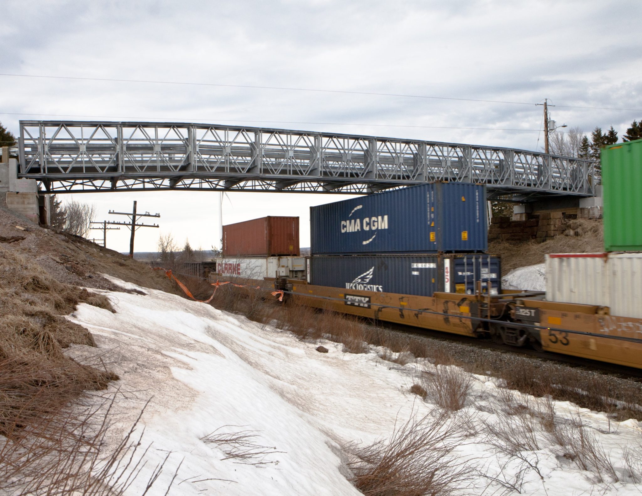 Freight train passing under Algonquin Modular Panel Bridge, Train de marchandises passant sous un pont modulaire à panneaux Algonquin