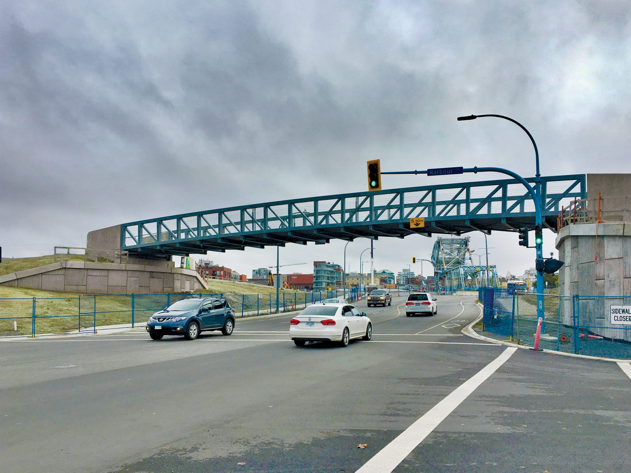 Prefabricated Pedestrian Bridge over busy intersection, Passerelle piétonnière préfabriquée surplombant un carrefour achalandé