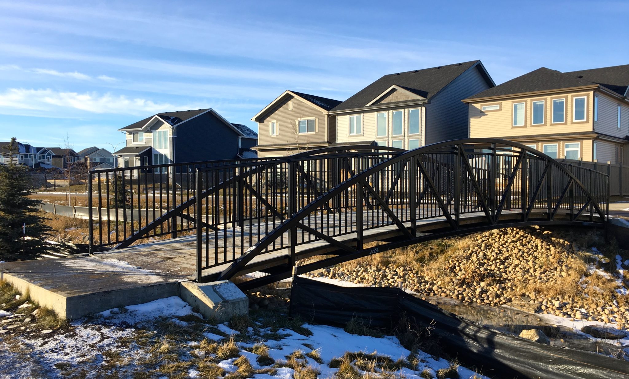 Prefabricated Pedestrian Bridge in residential development, Passerelle piétonnière préfabriquée dans un quartier résidentiel