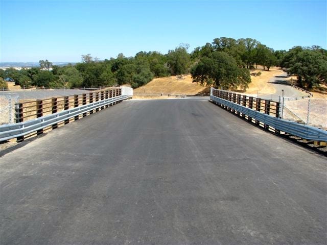 Vehicular girder bridge with asphalt decking, Pont vehiculaire a poutres d'acier avec tablier asphalt