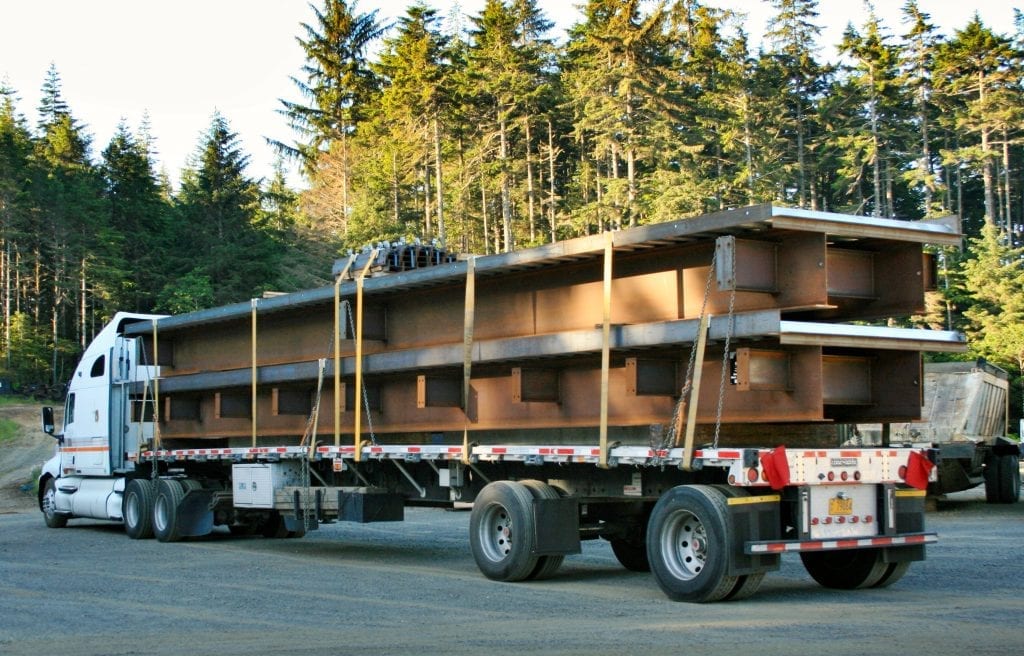 Typical steel girder bridge delivery on a flatbed trailer, Transport typique d'un pont a poutres d'acier sur une remorque a  plateau