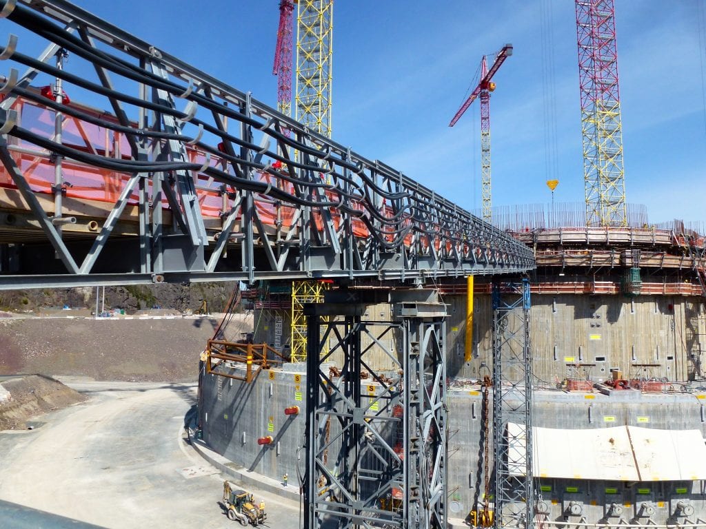 Algonquin Modular Panel Bridge connects drilling platform construction, Un pont modulaire Ã  panneaux Algonquin conduit au chantier de construction d'une plateforme de forage