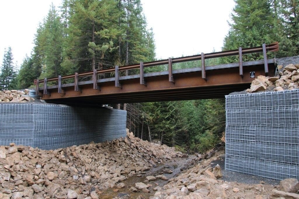 Girder Bridge with MSE Wire Wall Abutments, Pont a poutres avec culees en mur de treillis MSE