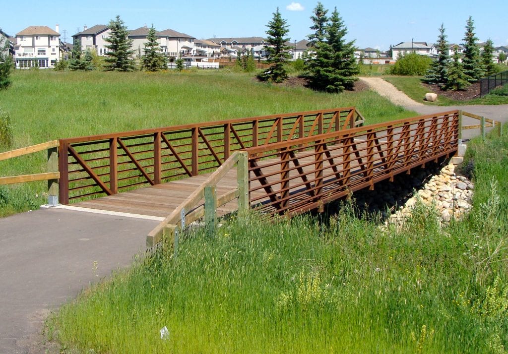 Pedestrian Bridge in Alberta residential development, Pont piÃ©tonnier dans un quartier rÃ©sidentiel en Alberta