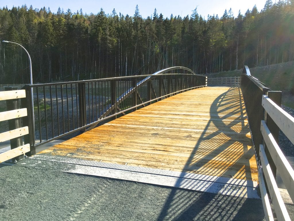 Multi-use recreational trail bridge with wood decking, Pont de sentier polyvalent avec tablier de bois