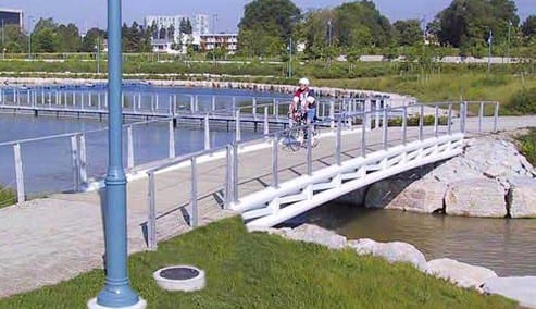 Custom painted trail bridge over canal in Ontario, Pont de sentier peint sur mesure au-dessus d'un canal en Ontario