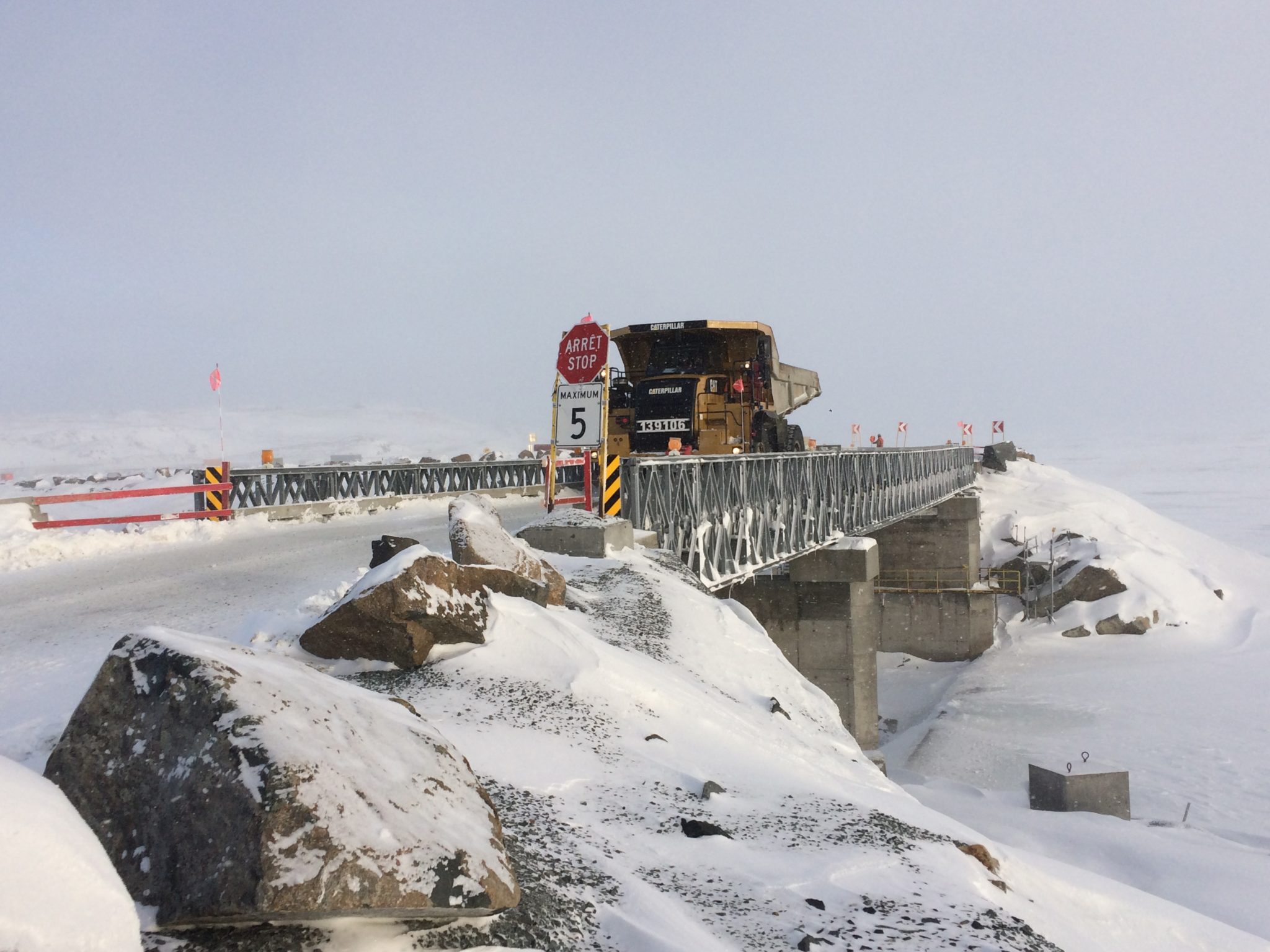 Mining truck on Algonquin Modular Panel Bridge in the Arctic, Camion minier sur un pont modulaire Ã  panneaux Algonquin dans l'Arctique