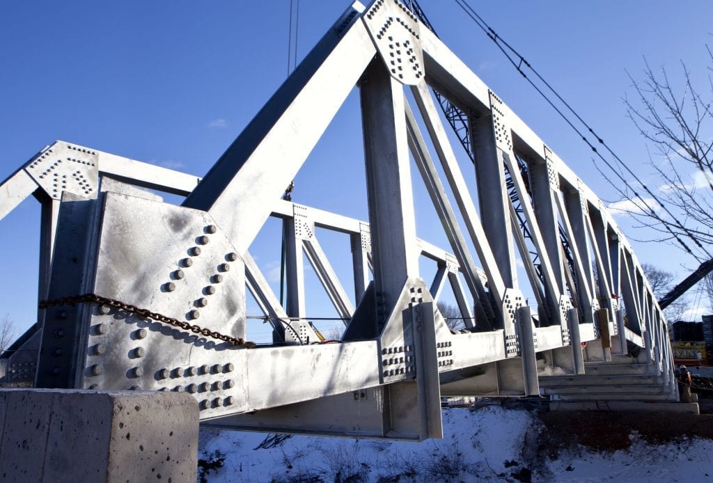 Arched Truss Bridge to accommodate double-stack rail cars, Pont arque en treillis assurant le passage des wagons a  deux niveaux