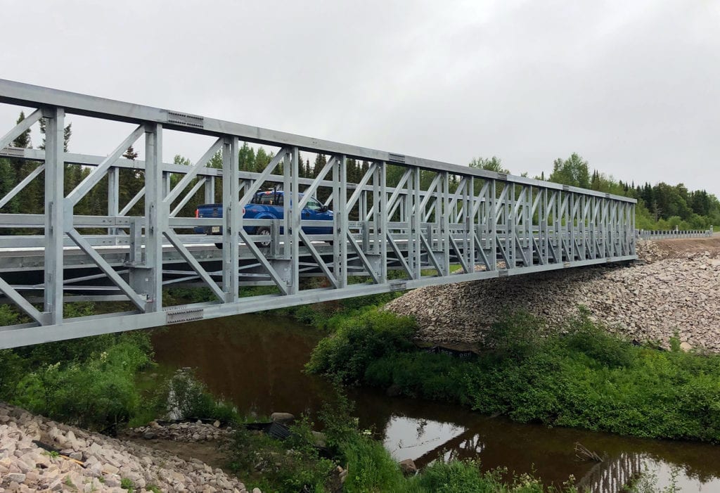 Un pont modulaire en treillis riveté Algonquin enjambe la rivière Chin sur la route 652 du MTO