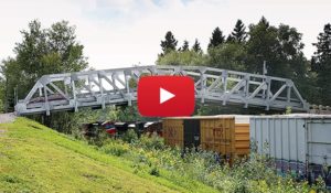 Un pont véhiculaire en treillis original surplombe une voie pour wagons à deux niveaux à Hampton, NB