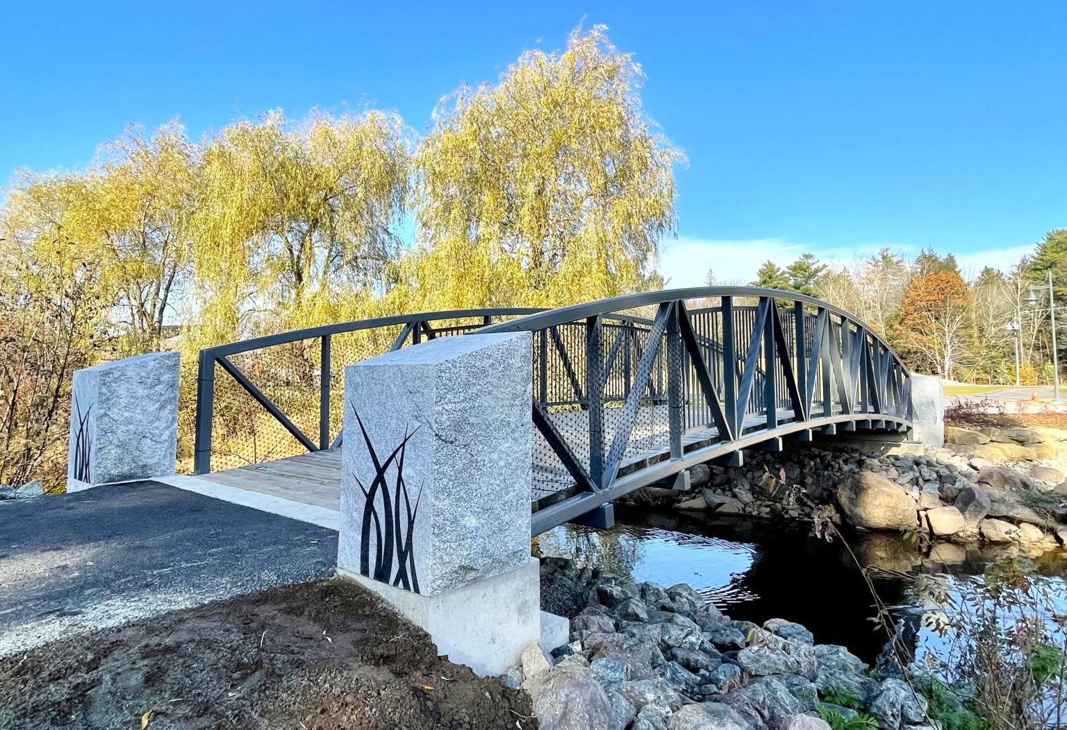 Un pont de sentier en treillis bowstring modifié sert d’ancrage au projet de renouvellement du Un pont de sentier en treillis bowstring modifié sert d’ancrage au projet de renouvellement du